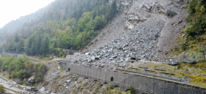 Cette image montre l'éboulement de la falaise de La Praz sur le tunnel de la Brèche, avant Modane, la voie ferrée mais aussi sur la départementale en contrebas.