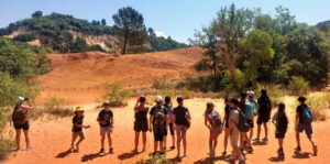 Un groupe de jeunes en visite sur un site minéralogique lors d'un séjour été