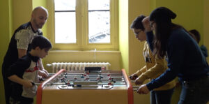 A la Maison des Jeunes, un groupe joue au baby foot