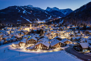 Le village de Bardonecchia, tout éclairé, la nuit