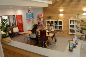 Des personnes viennent se renseigner à l'accueil de l'Espace Habitat Haute Maurienne Vanoise