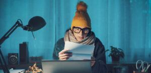 Une personne est dans son logement, et visiblement il n'y fait pas chaud