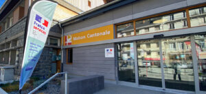 Parvis de la Maison Cantonale de Modane, point d'accueil du bouquet de services France Services