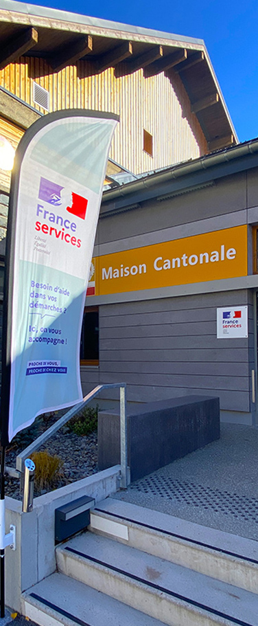 Parvis de la Maison Cantonale de Modane, point d'accueil du bouquet de services France Services