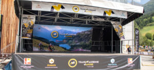 La scène mobile que la Communauté de communes Haute Maurienne Vanoise met à disposition des associations et des organisateurs locaux d'évènements