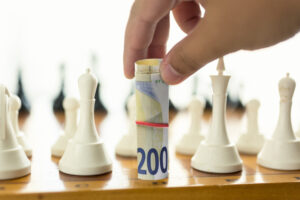 Un échiquier, un pion est un rouleau fait avec des billets de banque.