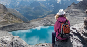 Une personne en randonnée contemple un lac d'altitude