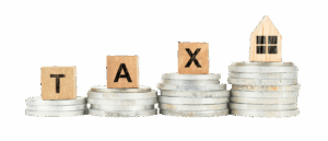 Des piles de pièces d'euros et des lettres de Scrabble pour écrire le mot : taxe.