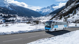 Un autocar des lignes régulières Haute Maurienne Vanoise sur une route de montagne