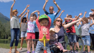 Familles dansant lors d'une manifestation de l'opération Familles en fête