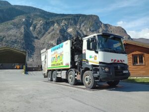 Un camion de ramassage des ordures du réseau SIRTOMM Maurienne