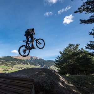 Saut en VTT sur un parcours