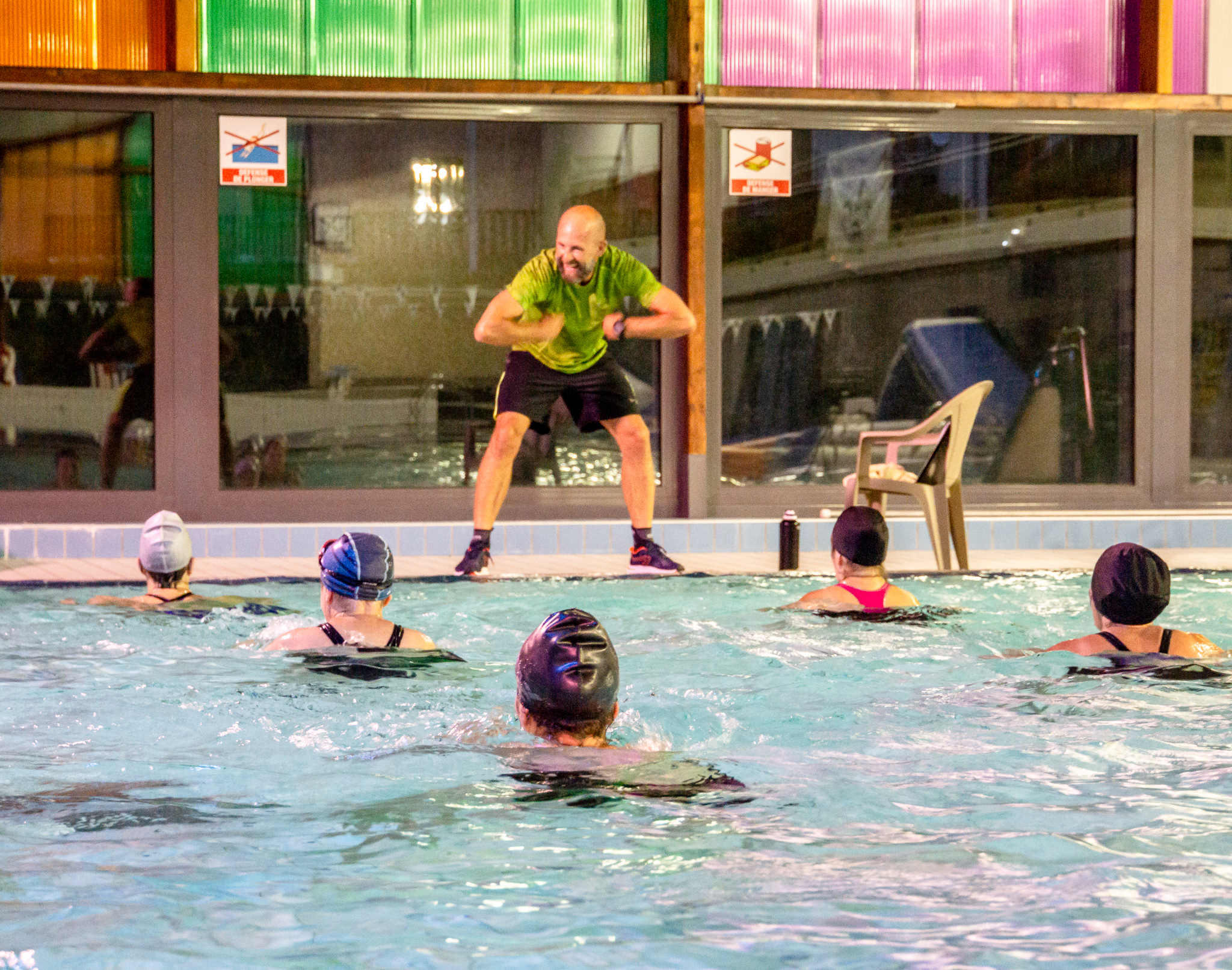 Un moniteur donne un cours d'aquagym