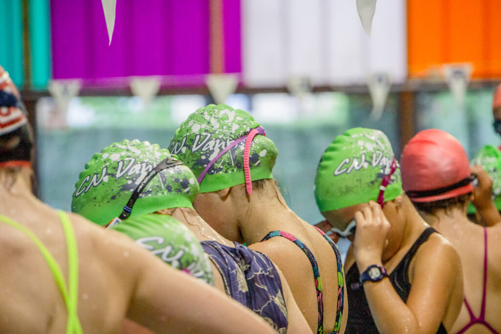 Piscine de Modane, des tête avec des bonnets de bain