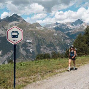 Un des nouveaux panneaux de signalétique d'arrêts de bus sur une route de Haute Maurienne Vanoise