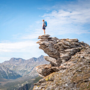 Randonneuse sur une pointe de montagne