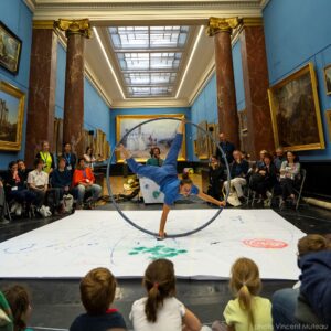 Spectacle circassien, à l'aide d'une roue Cyr, sorte de grand cerceau.