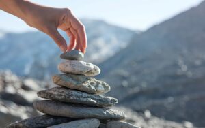 Un petit cailloux posé sur un cairn