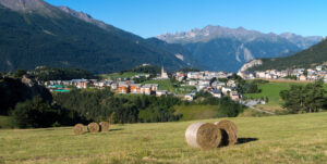 Le village d'Aussois, sur son plateau plein sud.