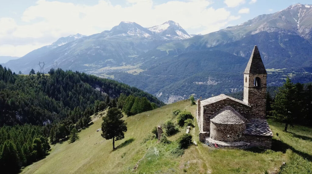 Eglise de Saint-Pierre d'Extravache à Bramans, une des images du film Amoureux d'ici
